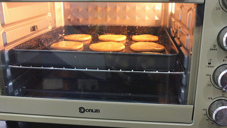 老婆饼真的没有老婆吗？,放入东菱烤箱烘烤，下管170度，上管160度，时间23-25分钟。