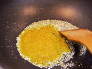 金针酸汤肥牛,放入海南黄灯笼辣椒酱炒出香味。