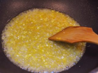 金针酸汤肥牛,放适量清水煮沸后，放白糖、鸡精、泡椒水、白醋和少许盐混合均匀。