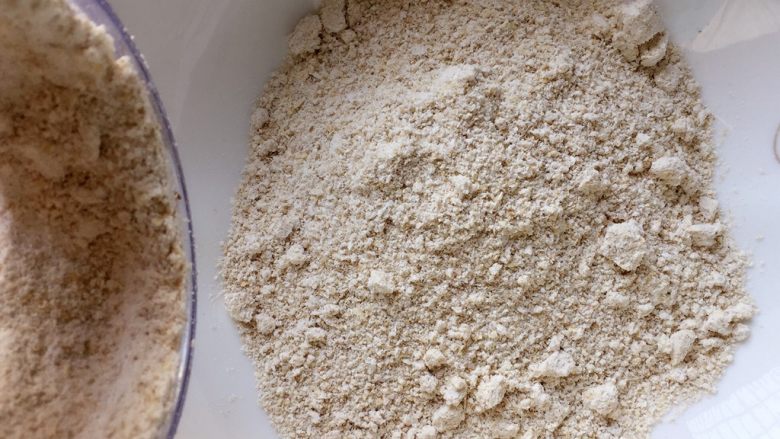 红枣燕麦饼干#家有烤箱#,将磨好的燕麦粉倒入一干净大碗中