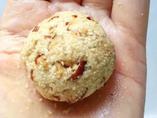 红枣燕麦饼干#家有烤箱#,手洗干净，手上沾一些水，取一块燕麦团在手心揉成圆球。