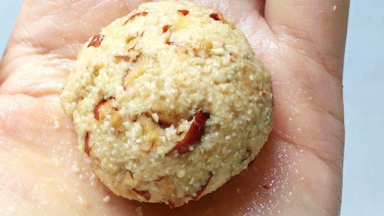 红枣燕麦饼干#家有烤箱#,手洗干净，手上沾一些水，取一块燕麦团在手心揉成圆球。