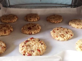 红枣燕麦饼干#家有烤箱#,将烤盘放入预热好的烤箱中层，上下火170度，烤18分钟。