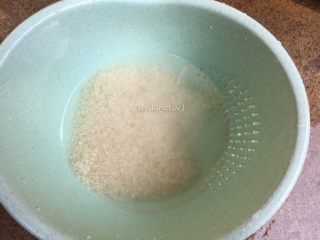 核桃杂粮粥,珍珠米用清水淘洗干净