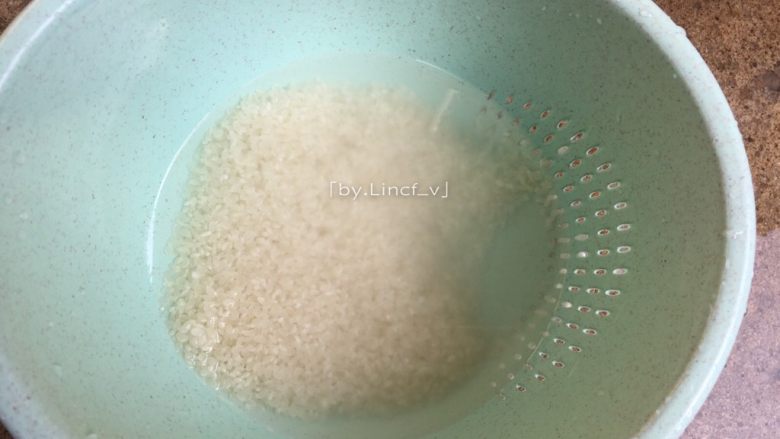 核桃杂粮粥,珍珠米用清水淘洗干净