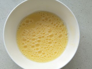 海参蒸蛋,把鸡蛋打散后，加入温水，一边加一边搅拌。比例是1:1，如果想再嫩点加1.5的水。
