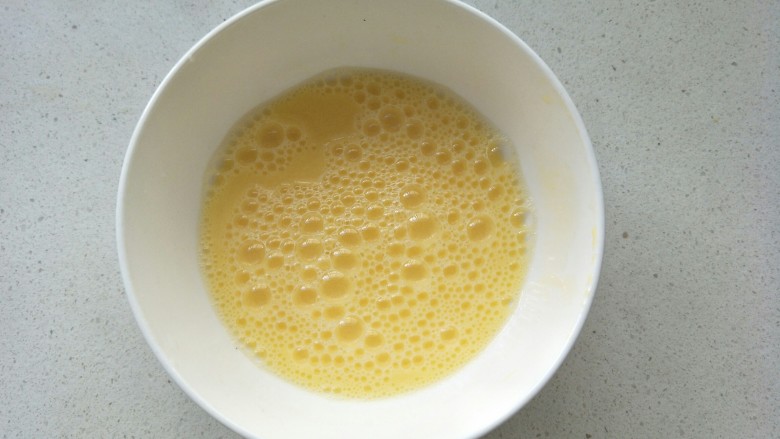 海参蒸蛋,把鸡蛋打散后，加入温水，一边加一边搅拌。比例是1:1，如果想再嫩点加1.5的水。