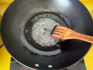 #山楂球#,待冰糖全部化开，淋入半勺白醋。用铲子不断搅拌。