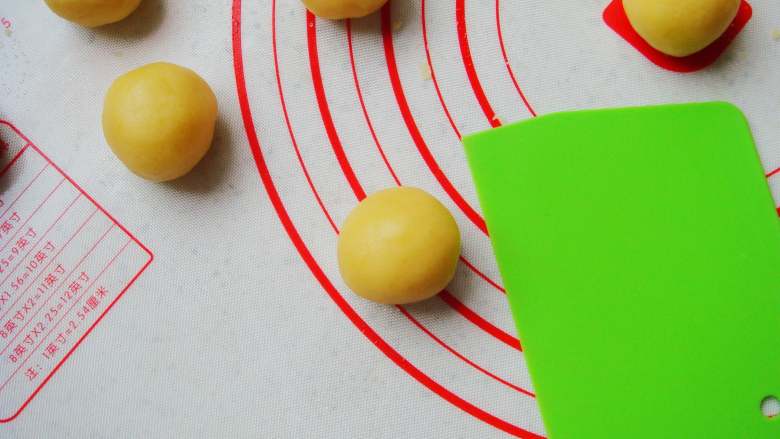 芝麻桃酥,用刮板压成厚度约一厘米的饼胚。