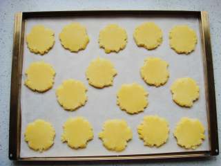 芝麻桃酥,用刮板把饼胚移到烤盘里，之间要留有缝隙，烤的时候会涨大一些。