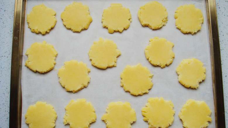 芝麻桃酥,用刮板把饼胚移到烤盘里，之间要留有缝隙，烤的时候会涨大一些。