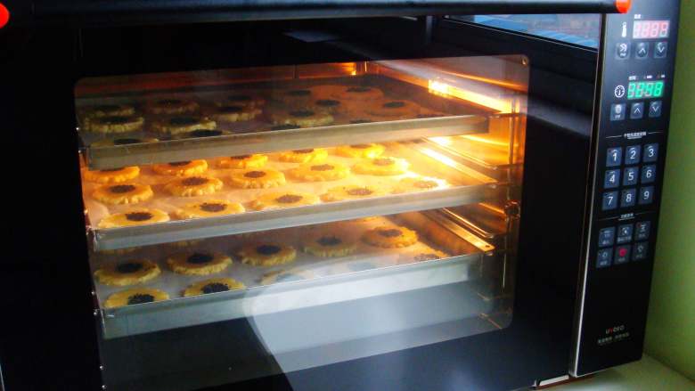 芝麻桃酥,热风炉烤箱，提前预热：170度，烤25分钟。