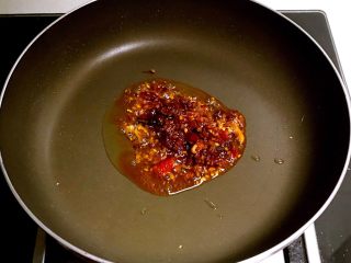 红油豆瓣烧豆腐,烧热后放入红油豆瓣