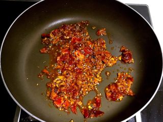 红油豆瓣烧豆腐,小火翻炒2分钟，炒出红油