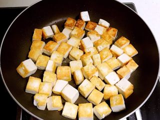 红油豆瓣烧豆腐,煎至一面金黄的时候翻面