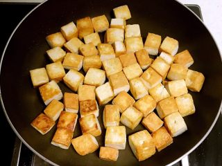 红油豆瓣烧豆腐,煎至两面金黄即可