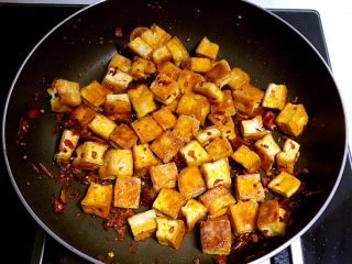 红油豆瓣烧豆腐,加入煎好的豆腐块翻炒2分钟