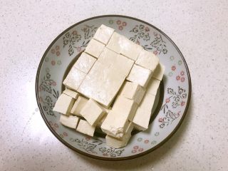 红油豆瓣烧豆腐,把豆腐取出来，沥干水分，切成1.5㎝见方的小块