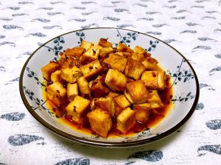 红油豆瓣烧豆腐,香辣适宜，特别适合下饭。