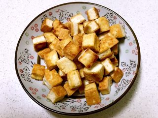 红油豆瓣烧豆腐,把煎好的豆腐打出来放入盘中