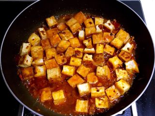 红油豆瓣烧豆腐,加入适量开水，烧6分钟