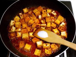 红油豆瓣烧豆腐,加入精盐翻炒均匀