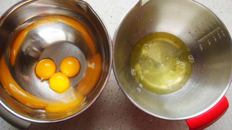 红柚果粒蛋糕,盆里要干净要无水无油，小心分离蛋白和蛋黄。