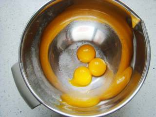 红柚果粒蛋糕,45克的白砂糖分出5克加入蛋黄里，加入盐。