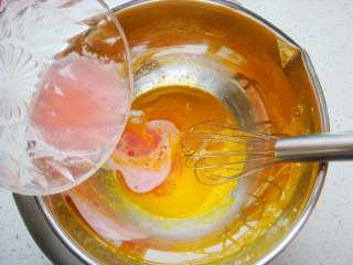红柚果粒蛋糕,搅拌均匀后加入玉米油，红柚果汁。