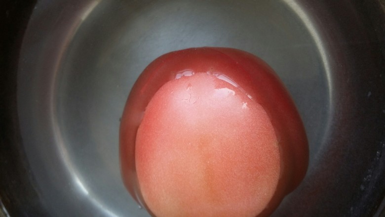 辅食：西红柿意面,放入水中，煮沸后去皮。