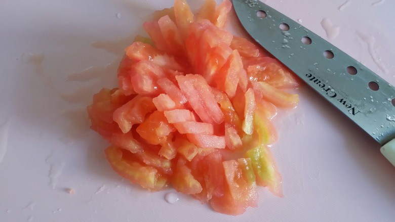 辅食：西红柿意面,切成小块。