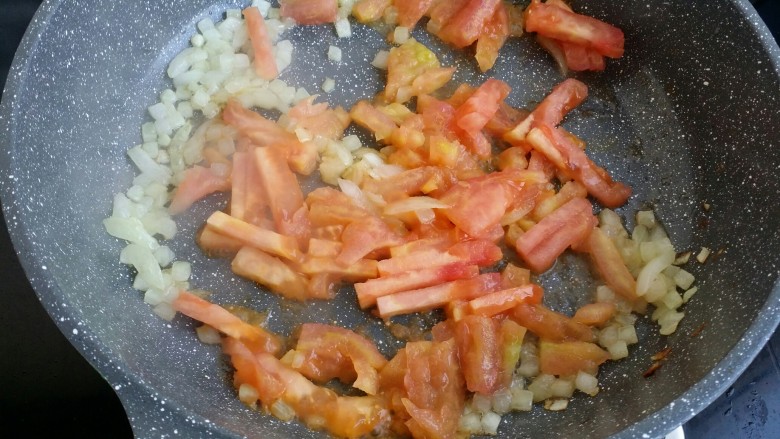 辅食：西红柿意面,加入切好的食材。