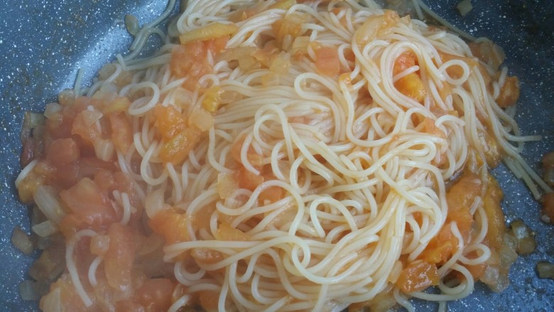 辅食：西红柿意面,再加入少许盐，炒匀即可。