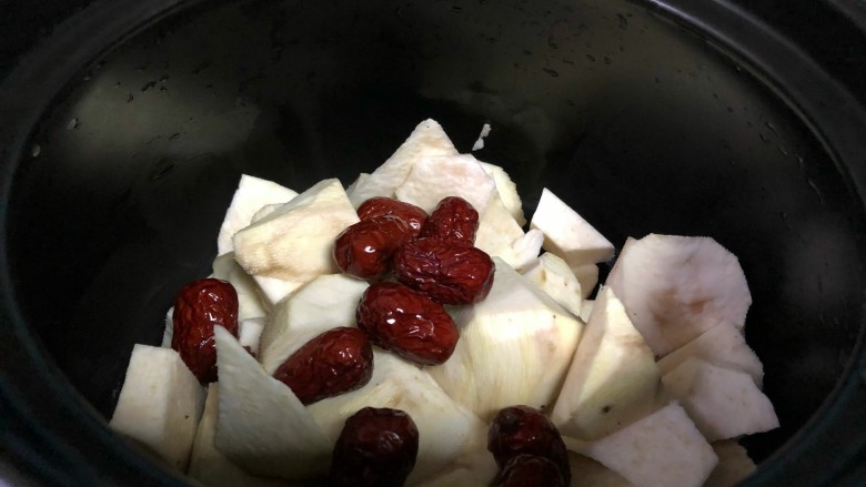 健康美味红薯绿豆大枣粥,放到砂锅里面，这时先不加水，因为后面还有食材。