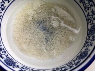 健康美味红薯绿豆大枣粥,抓两把米，清水冲洗三遍后，撇去洗米水。