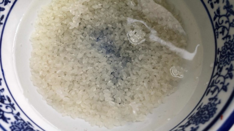 健康美味红薯绿豆大枣粥,抓两把米，清水冲洗三遍后，撇去洗米水。