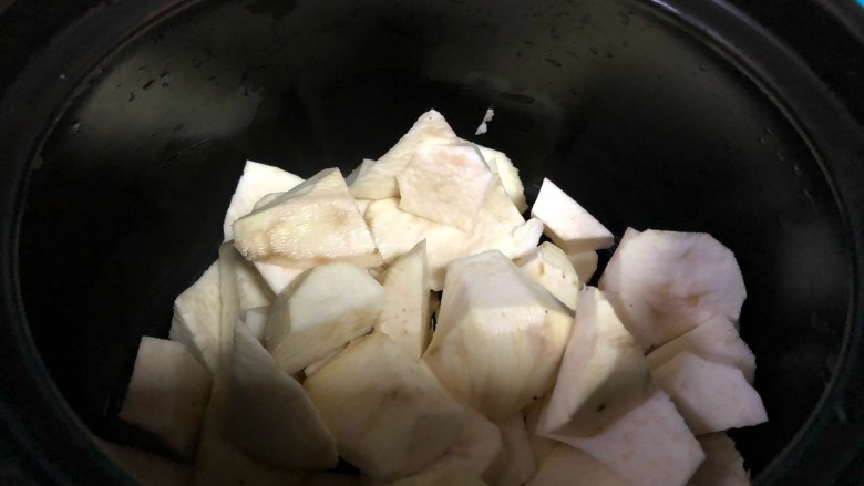 健康美味红薯绿豆大枣粥,红薯切好滚刀块候，放入砂锅里。