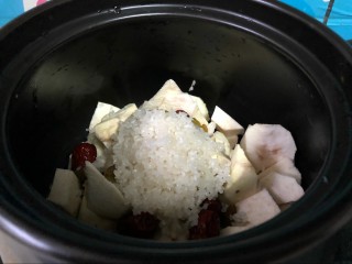 健康美味红薯绿豆大枣粥,这时，把洗净的大米，也放砂锅里。