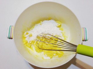 蘑菇饼干,黄油室温软化后，分两次加入糖粉搅打均匀；
