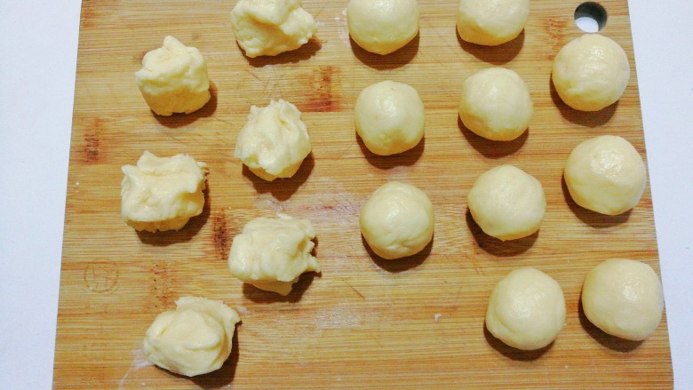 蘑菇饼干,然后把面团分成每个约重20克左右的小剂子再搓圆；