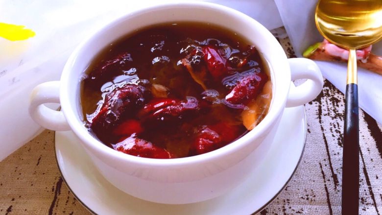 养生系列 桂圆红枣银耳汤 ,将煮好的银耳红枣桂圆汤装碗趁热喝。