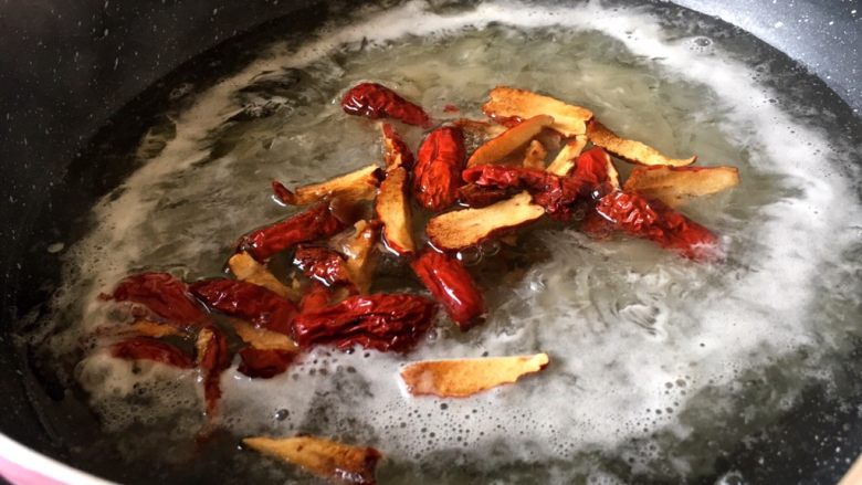 养生系列 桂圆红枣银耳汤 ,将红枣，桂圆放入锅中小火煮10分钟
