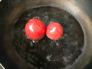 汤汁西红柿炒鸡蛋,水开，下入，西红柿，可以用勺子，往西红柿顶部，浇点热水，使其更迅速脱皮。