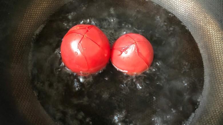 汤汁西红柿炒鸡蛋,水开，下入，西红柿，可以用勺子，往西红柿顶部，浇点热水，使其更迅速脱皮。