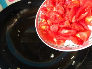 汤汁西红柿炒鸡蛋,锅里，倒入切好点西红柿丁，翻炒。
