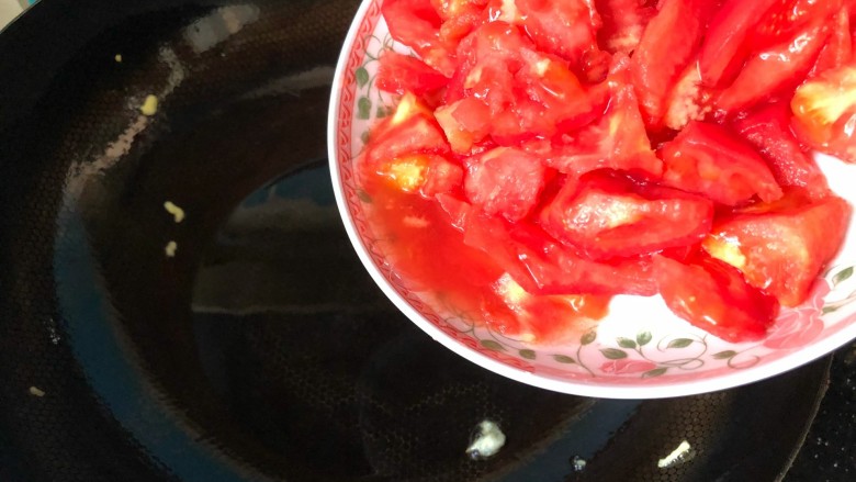 汤汁西红柿炒鸡蛋,锅里，倒入切好点西红柿丁，翻炒。