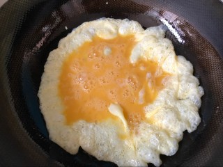 汤汁西红柿炒鸡蛋,油可以适当多放些，多出来的炒西红柿，这样炒出的鸡蛋，喧腾，不老。