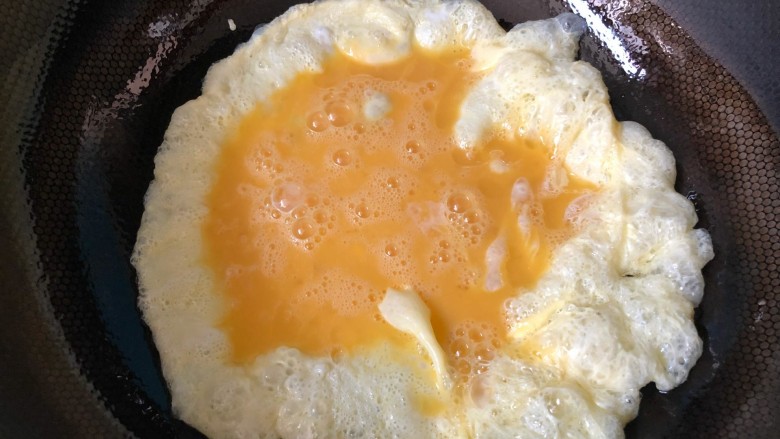 汤汁西红柿炒鸡蛋,油可以适当多放些，多出来的炒西红柿，这样炒出的鸡蛋，喧腾，不老。