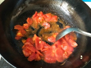 汤汁西红柿炒鸡蛋,如果你选的西红柿，不是熟透的那种，可以放些番茄酱，加点水哦，味道也是超级棒。