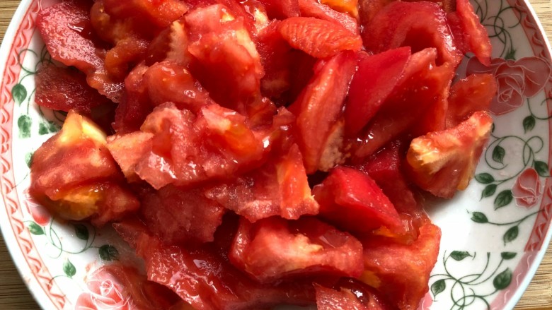 汤汁西红柿炒鸡蛋,去皮，不烫时，用刀切开，块不要切太大。